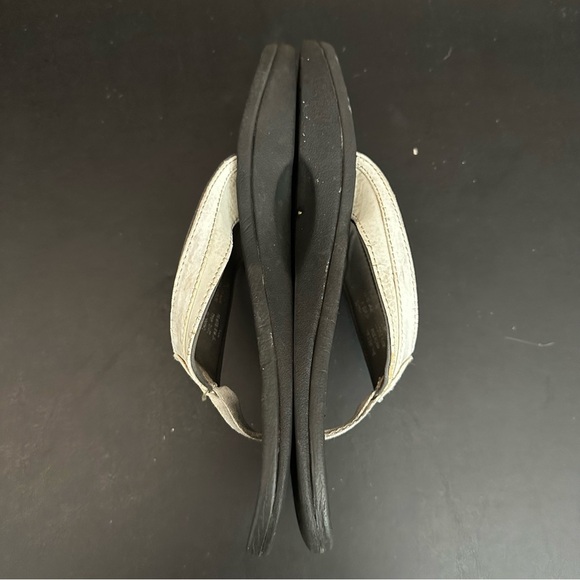 OluKai Ohana Women’s Flip Flops Sandals White Beach Weekend Relax Size 9 Thongs - Picture 10 of 13